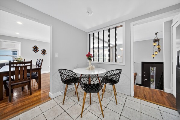 Duplex, 3 Bedrooms | Dining