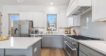 - Chic Home - Walk to River Ranch - King Bed - A+ Location.