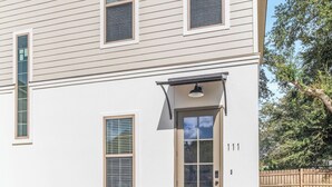 A two-story house with a front door, two windows, and a mailbox. - - Chic New Home - Walk to River Ranch - King Bed - 2 Master Suites- A+ Location. (Lafayette)