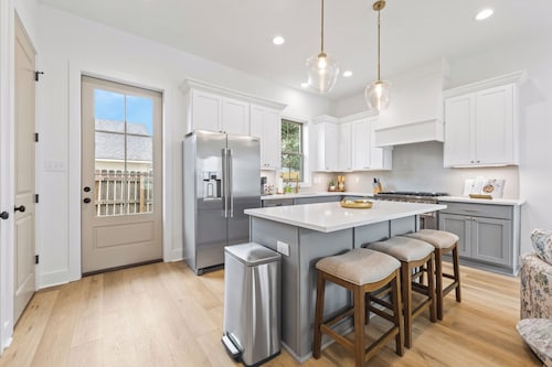 - Chic New Home - Walk to River Ranch - King Bed - 2 Master Suites- A+ Location.