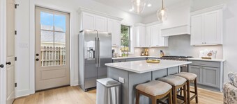 - Chic New Home - Walk to River Ranch - King Bed - 2 Master Suites- A+ Location.