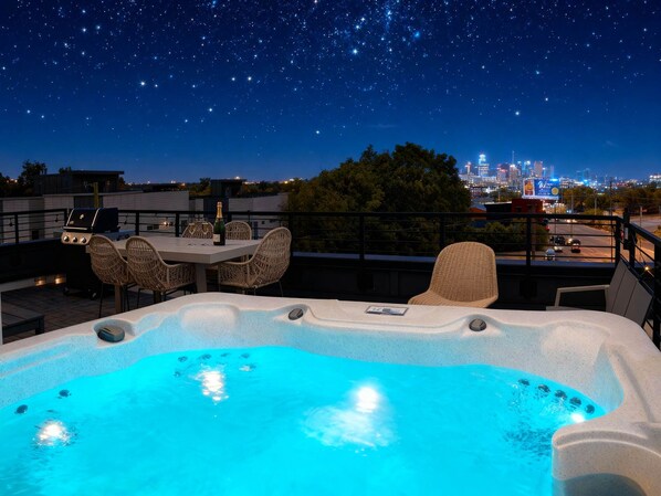 House | 4 bedrooms, Internet - Luxe Group Stay With Hot Tub Rooftop Lounge (Nashville)