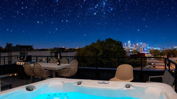 A rooftop hot tub with a city skyline view at night. - Luxe Group Stay With Hot Tub Rooftop Lounge (Nashville)