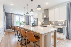 House | 4 bedrooms, Internet - Luxe Group Stay With Hot Tub Rooftop Lounge (Nashville)