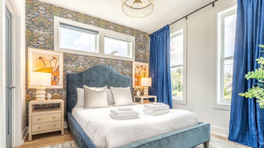 Luxe Group Stay With Hot Tub Rooftop Lounge