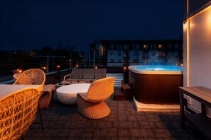 House | 4 bedrooms, Internet - Luxe Group Stay With Hot Tub Rooftop Lounge (Nashville)