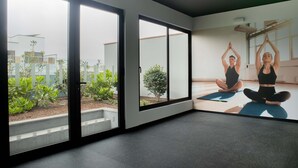 A spacious yoga studio with large windows, a black floor, and a mirrored wall. - w Comfortable 2BR Stay in Miraflores (Lima)