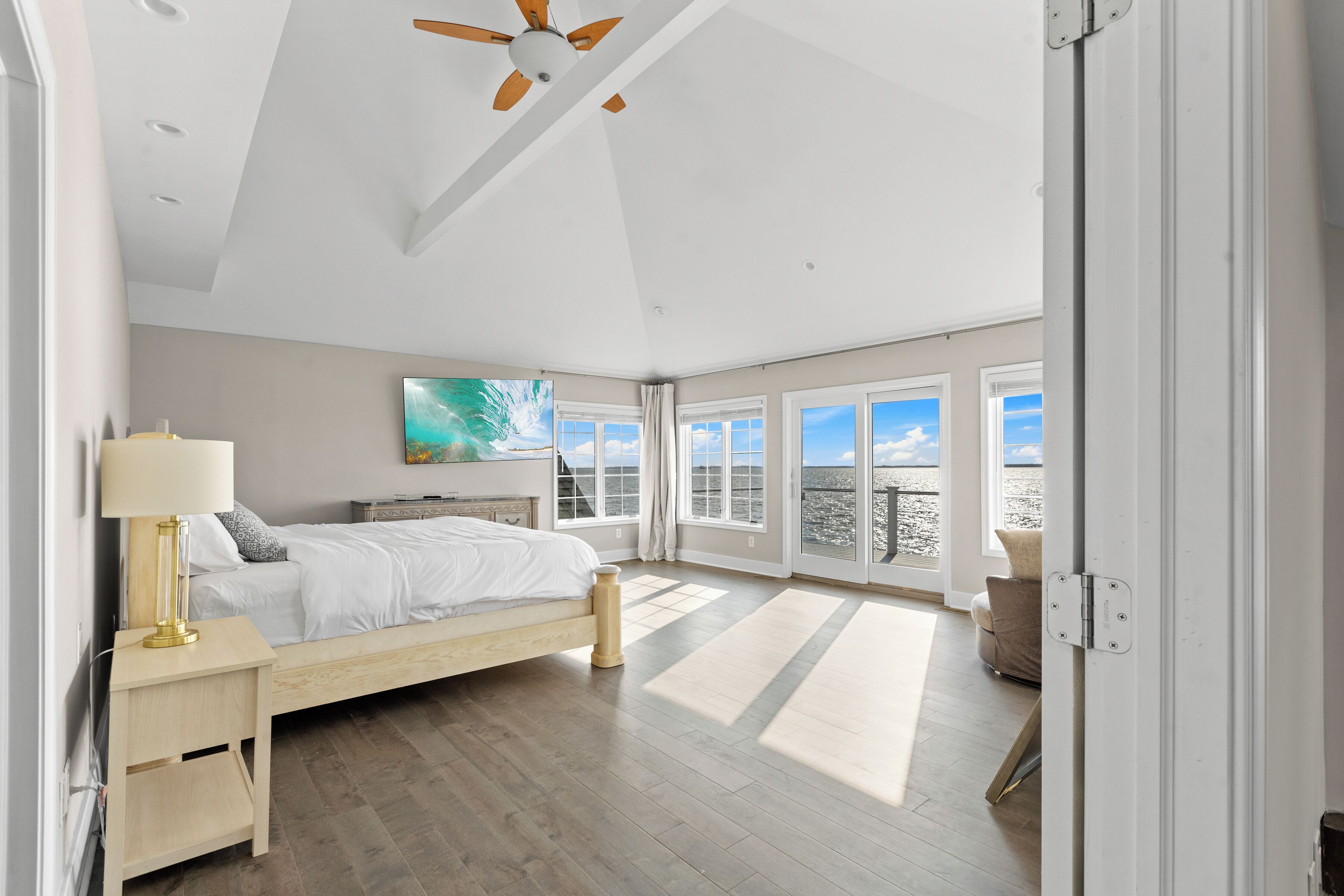 5 bedrooms, iron/ironing board, WiFi, bed sheets