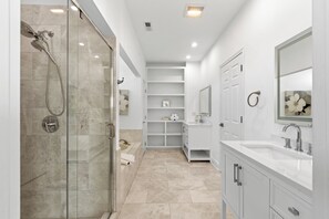 Shower, hair dryer, towels, soap - Kent Island Waterfront Retreat (Stevensville)