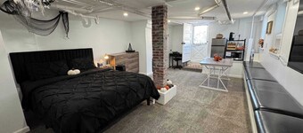 Salem Cozy Lower-Lever Suite