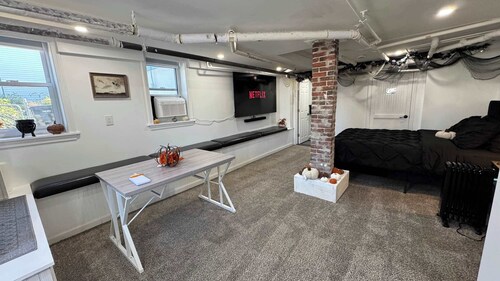 Salem Cozy  Lower-Lever Suite