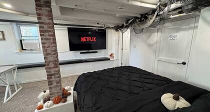 Salem Cozy Lower-Lever Suite