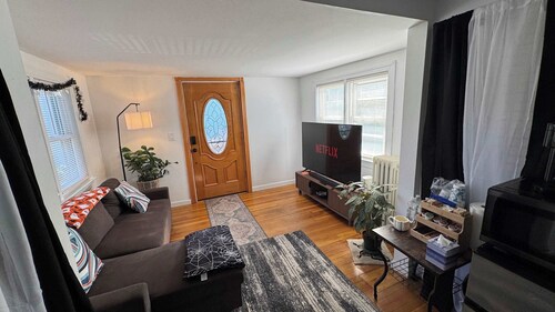 Humble 2BR Getaway Near Downtown Salem