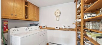 Spacious 6 Bedroom Chalet Near Holiday Valley
