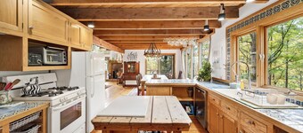 Spacious 6 Bedroom Chalet Near Holiday Valley