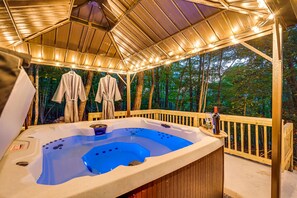 Banyera d'hidromassatge a l'aire lliure