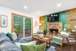 Una Smart TV, libros, un reproductor estéreo