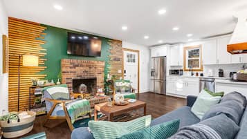 Smart TV, books, stereo