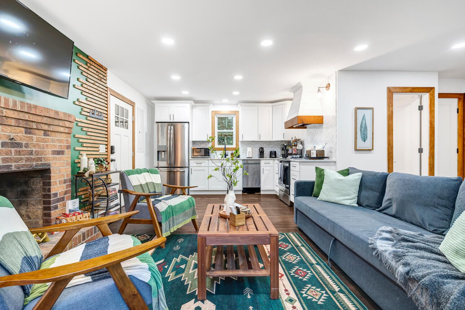 Smart TV, books, stereo