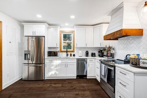 Geladeira, micro-ondas, fogão, cooktop