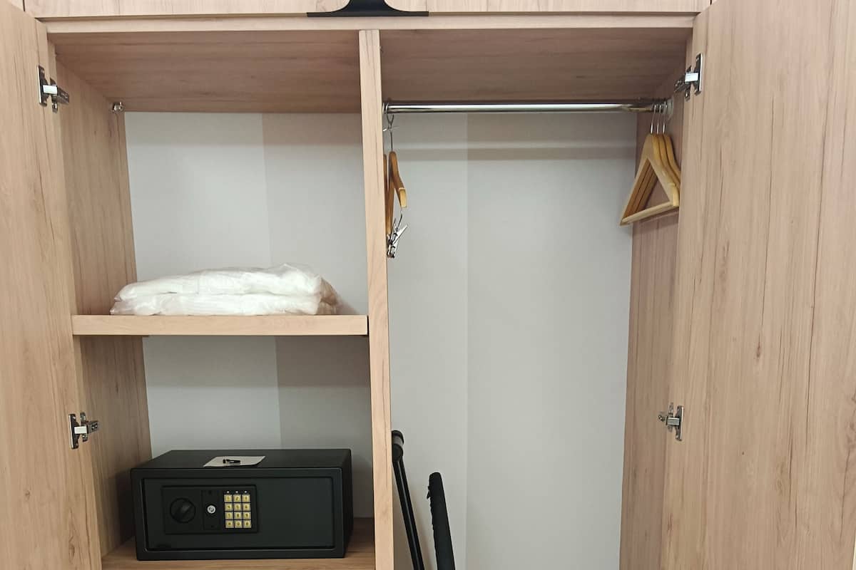 In-room safe, laptop workspace, blackout drapes, iron/ironing board