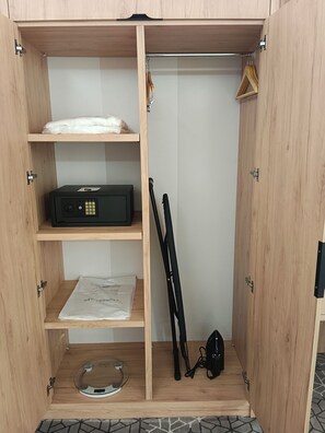 客房内保险箱、笔记本电脑工作区、遮光窗帘、熨斗/熨衣板