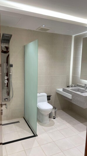 Badewanne und Dusche (separat), Haartrockner, Hausschuhe, Handtücher