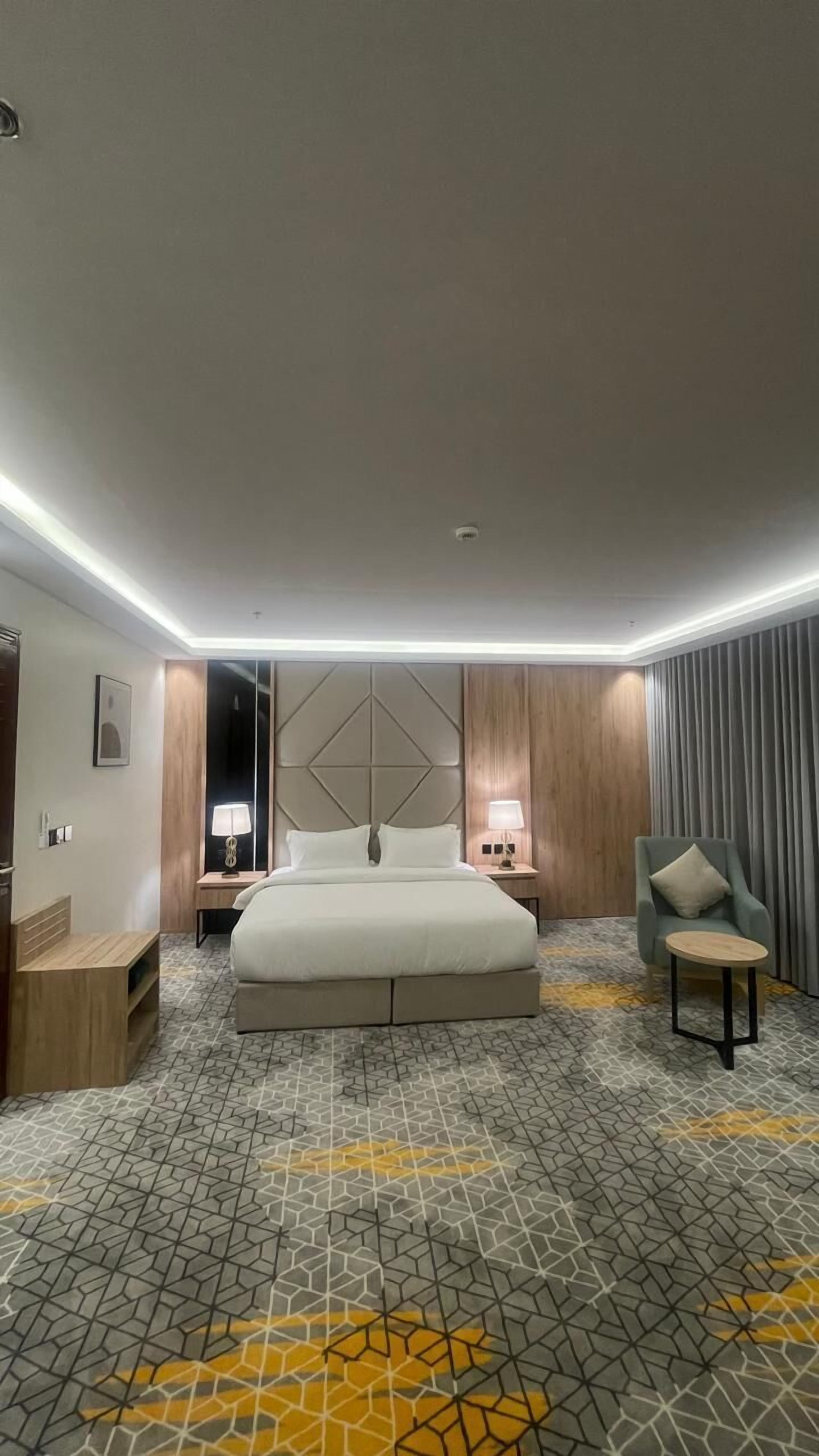 Sengetøy av topp kvalitet, safe på rommet og skrivebord for bærbar PC