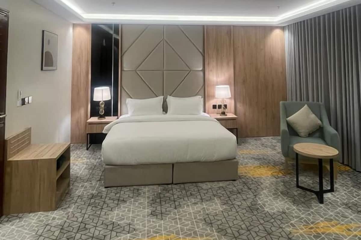 Premium bedding, in-room safe, laptop workspace, blackout curtains