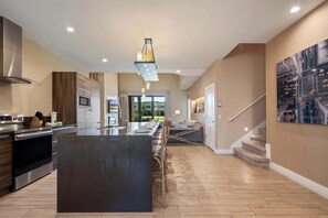 Kylskåp, mikrovågsugn, ugn och spishäll