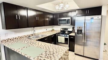 Refrigerador, microondas, horno y parrilla de estufa