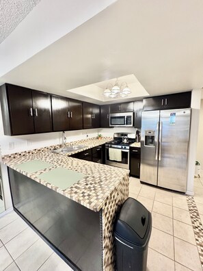 Refrigerador, microondas, horno y parrilla de estufa 