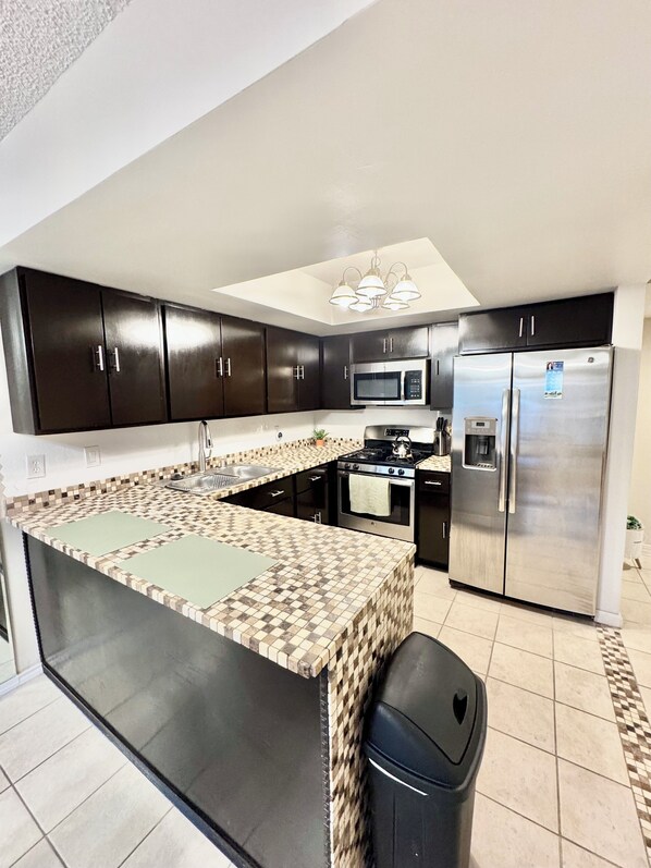 ثلاجة، ميكروويف، فرن، موقد طهي مسطح