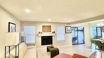 Smart TV, chimenea y futbolito