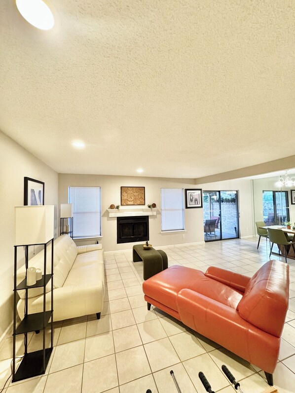 Téléviseur connecté, foyer, table de baby-foot