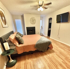 2 عدّة غرف نوم و�مكتب ومكواة/لوح كي وسرير سفر