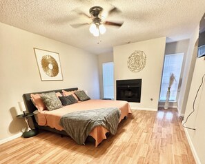 2 habitaciones, escritorio y tabla de planchar con plancha 