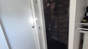 Secador de pelo, toallas, papel higiénico
