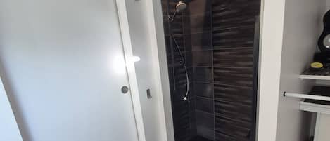 Secadora de cabello, toallas, papel de baño