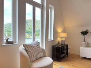 Smart TV, books, stereo