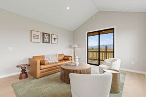 TV - Cielo Vista Cabin: Big Sky Mountain Views & Modern Comforts (Livingston)