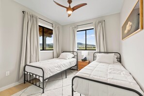 2 bedrooms, free WiFi, bed sheets - Cielo Vista Cabin: Big Sky Mountain Views & Modern Comforts (Livingston)
