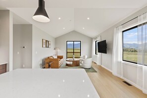 TV - Cielo Vista Cabin: Big Sky Mountain Views & Modern Comforts (Livingston)