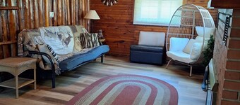 Cozy 3-bedroom cabin in charming Milton with AC