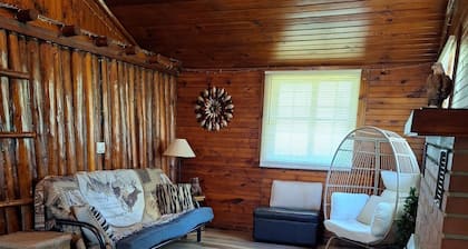 Cozy 3-bedroom cabin in charming Milton with AC