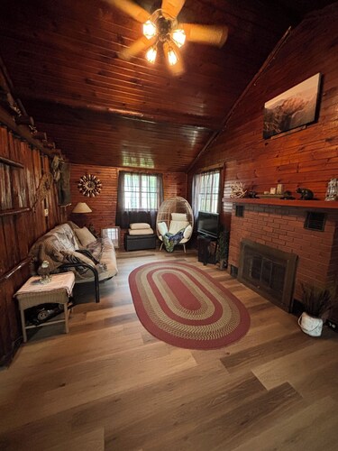 Cozy 3-bedroom cabin in charming Milton with AC