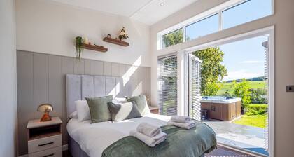 Stylish 3-Bed Lodge with Golf & Spa Access