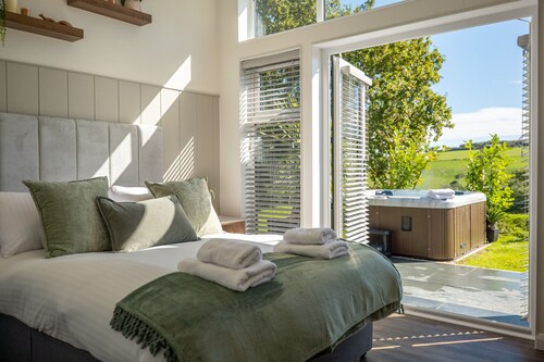 Stylish 3-Bed Lodge with Golf & Spa Access