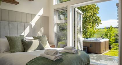 Stylish 3-Bed Lodge with Golf & Spa Access