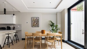 Apartemen, 3 kamar tidur, patio | Area keluarga | Smart TV 44-inci dengan saluran TV kabel